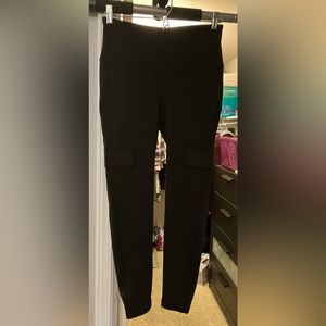 Old Navy Activewear leggings, women’s medium. Black with cargo pockets